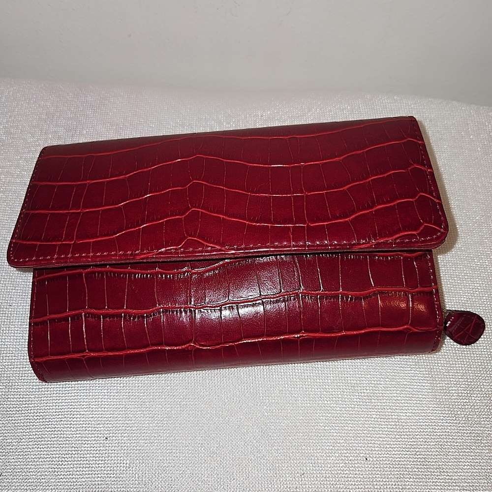 Elegant Red Crocodile-Embossed Clutch